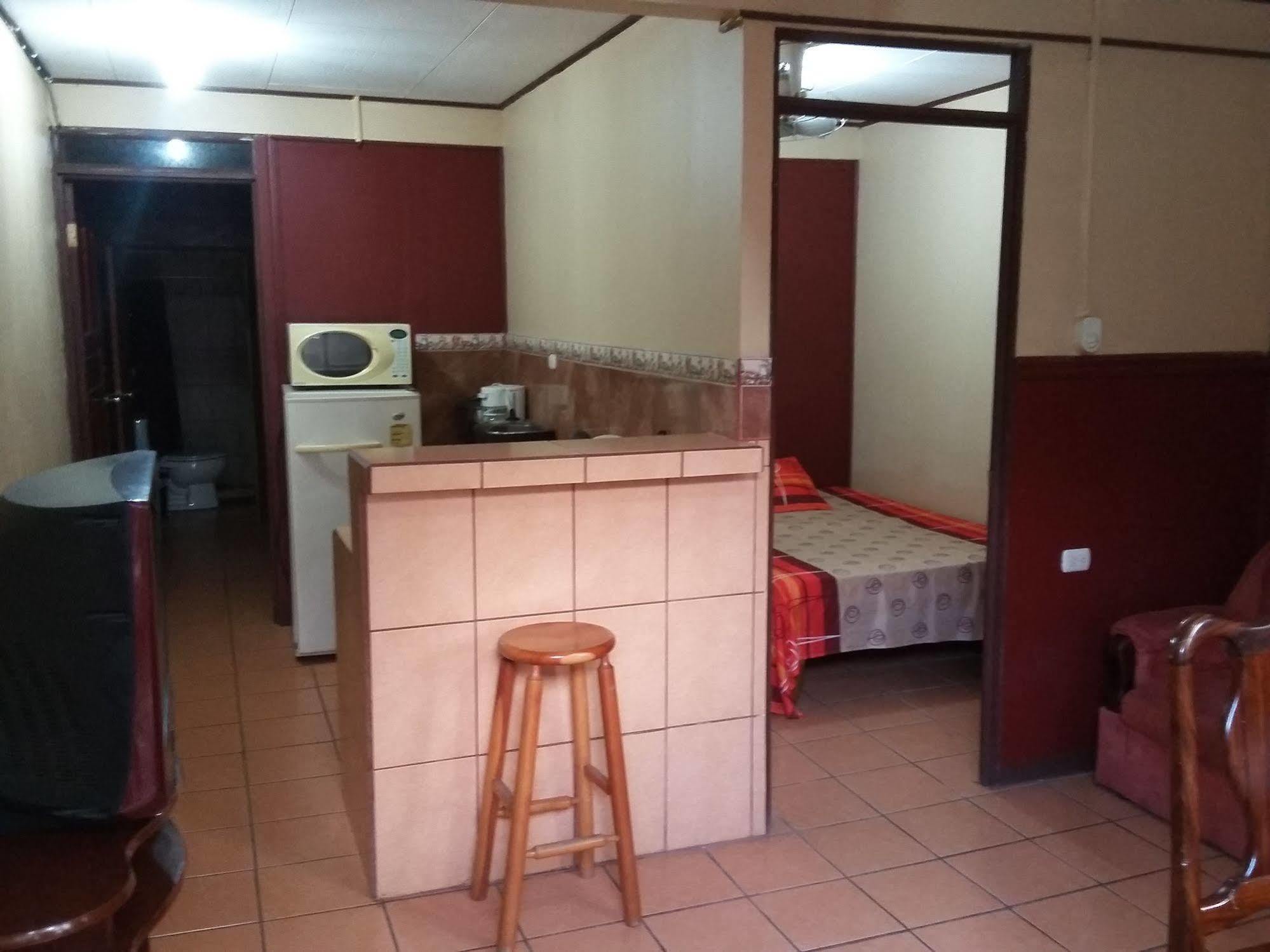 Cabinas Madeleine Пунтаренас Экстерьер фото